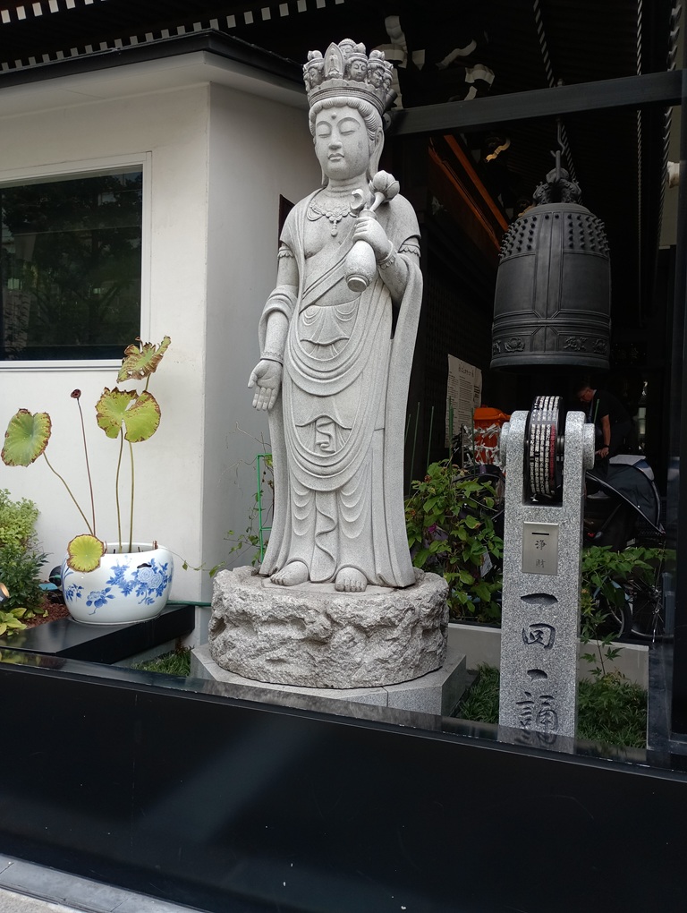 大阪・三津寺の境外に立つ十一面観音の石像。穏やかな表情で参拝者を見守る姿