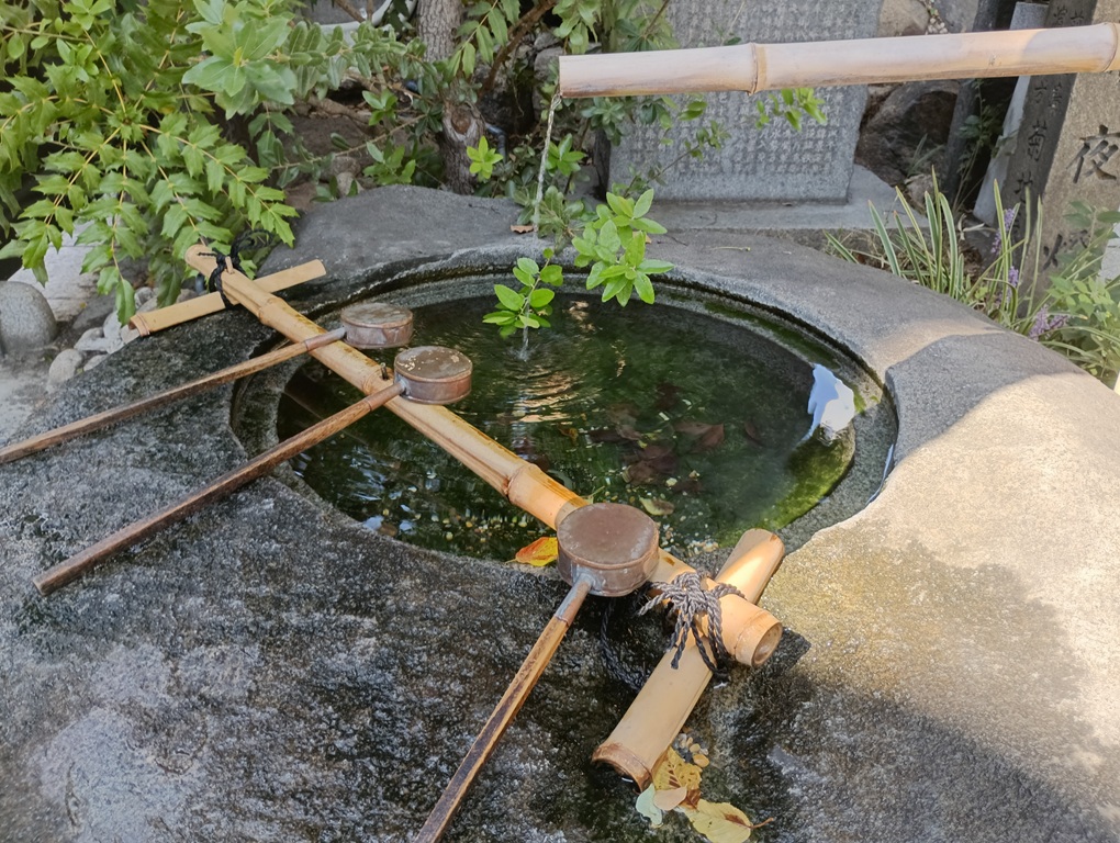 難波八阪神社の手水舎と柄杓