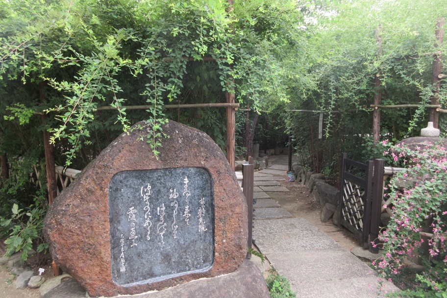 三千株の萩が風に揺れ、祈りの庭をやさしく彩る萩露園