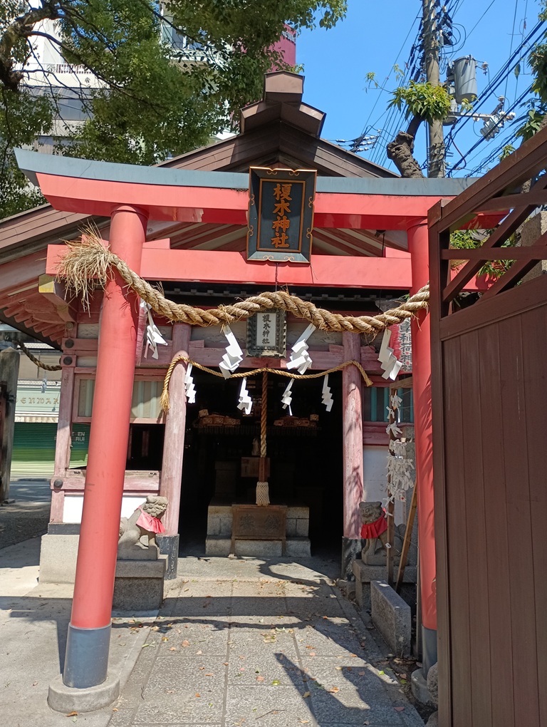 堀川戎神社境内の榎木神社。願いが叶うと小さな地車や絵馬を奉納する習わしがある