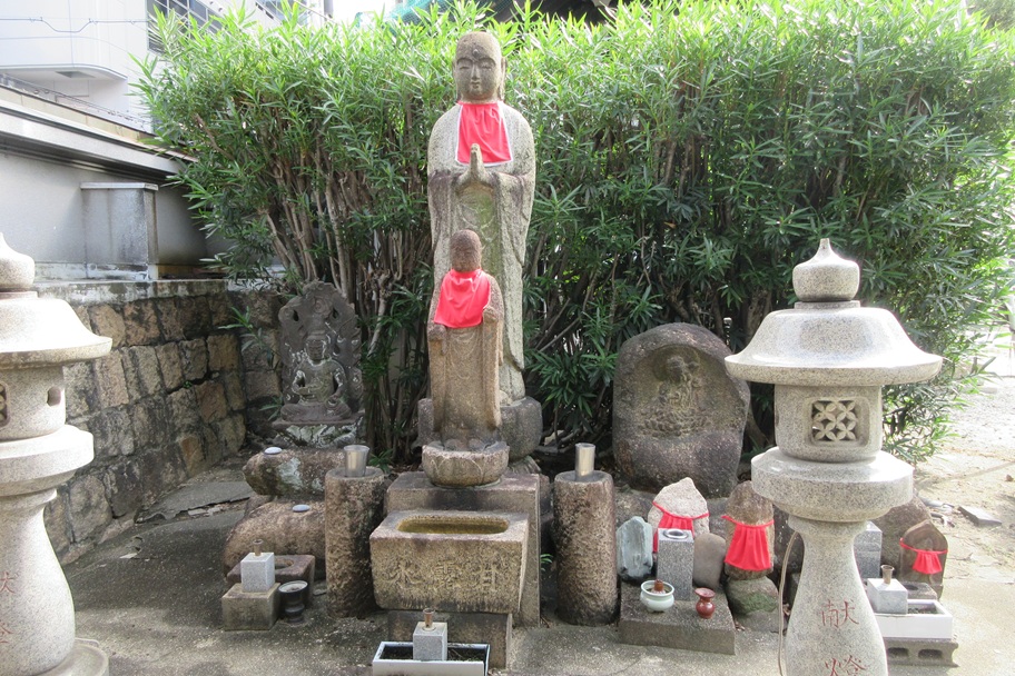 やさしい表情で北を向くお地蔵さま。