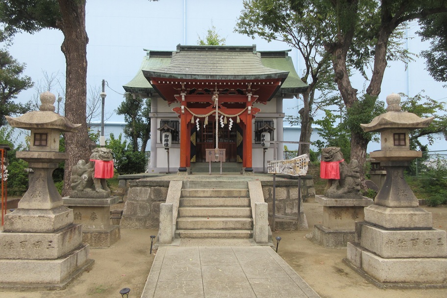 朝の光に包まれた拝殿。