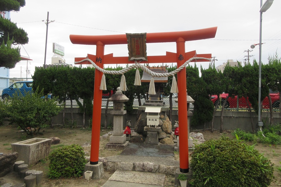 朱塗りの鳥居の奥に佇む稲荷社。