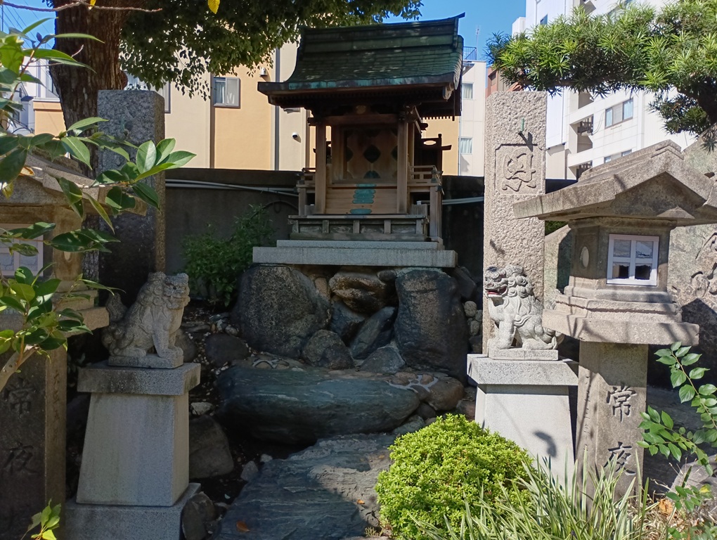 難波八阪神社境内に鎮座する篠山神社の社殿