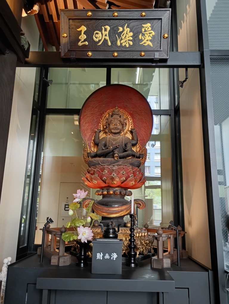 三津寺の境内に祀られる愛染明王像。赤い姿で縁結びや良縁を願う信仰を集める