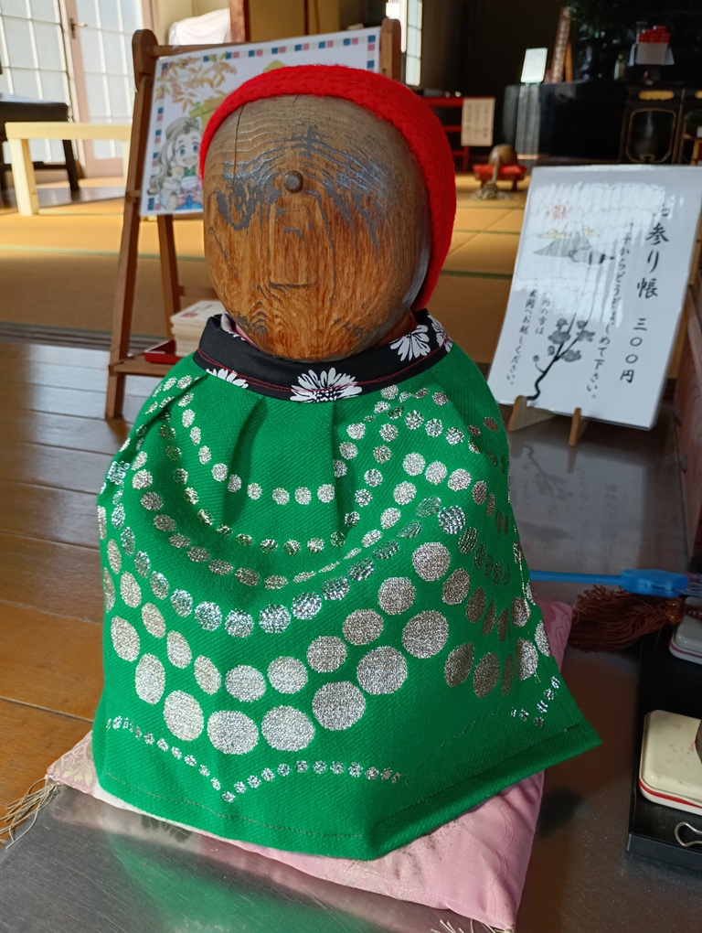 かわいい赤い帽子をかぶった木のお地蔵さま