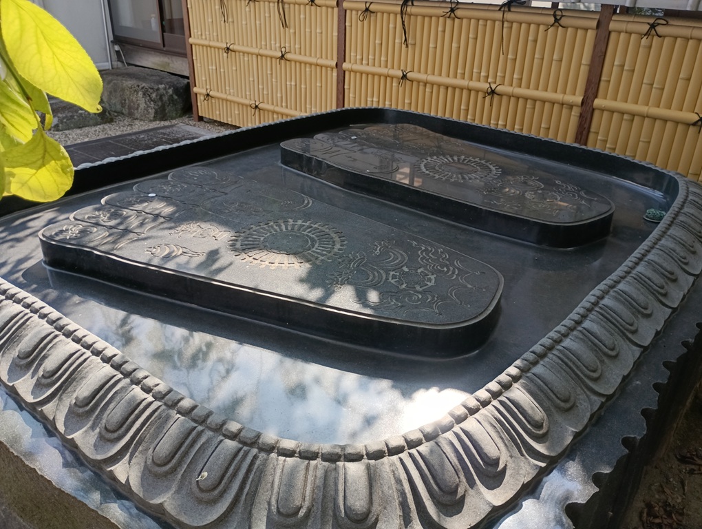 境内にある仏足石