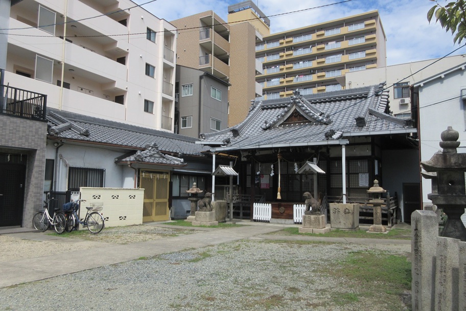 淀川天神社の境内