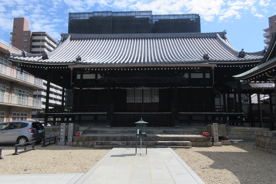 鶴満寺の本堂。ご本尊は阿弥陀如来。