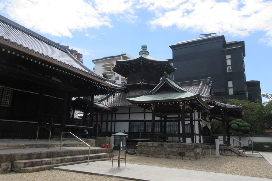 百体観音堂とも呼ばれる八角塔楼閣付きの堂。