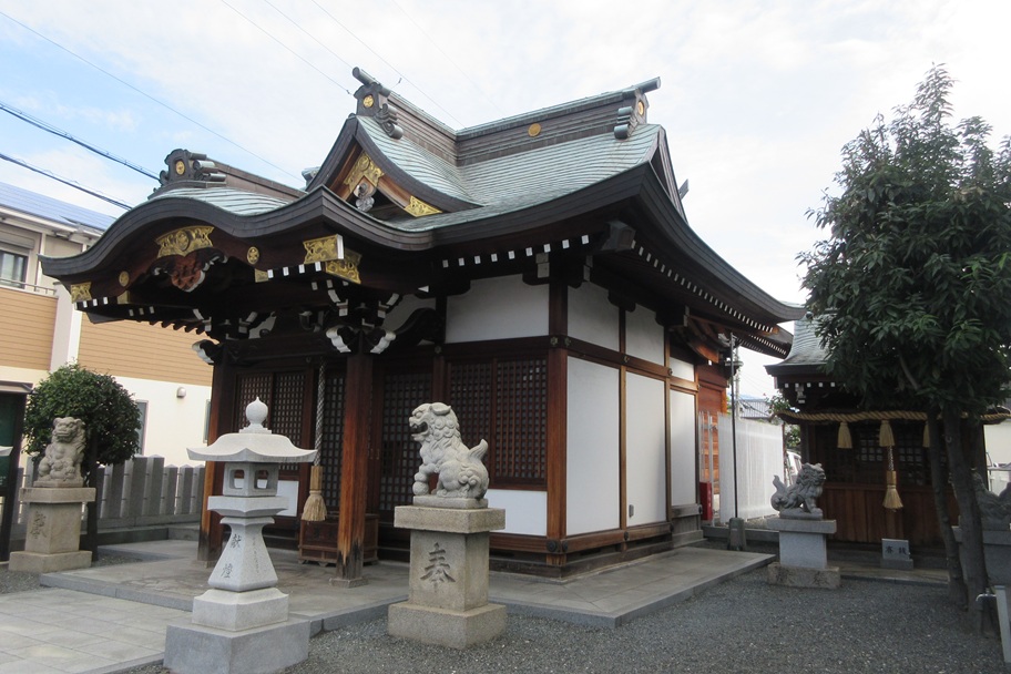 千鳥破風と唐破風が美しい拝殿。