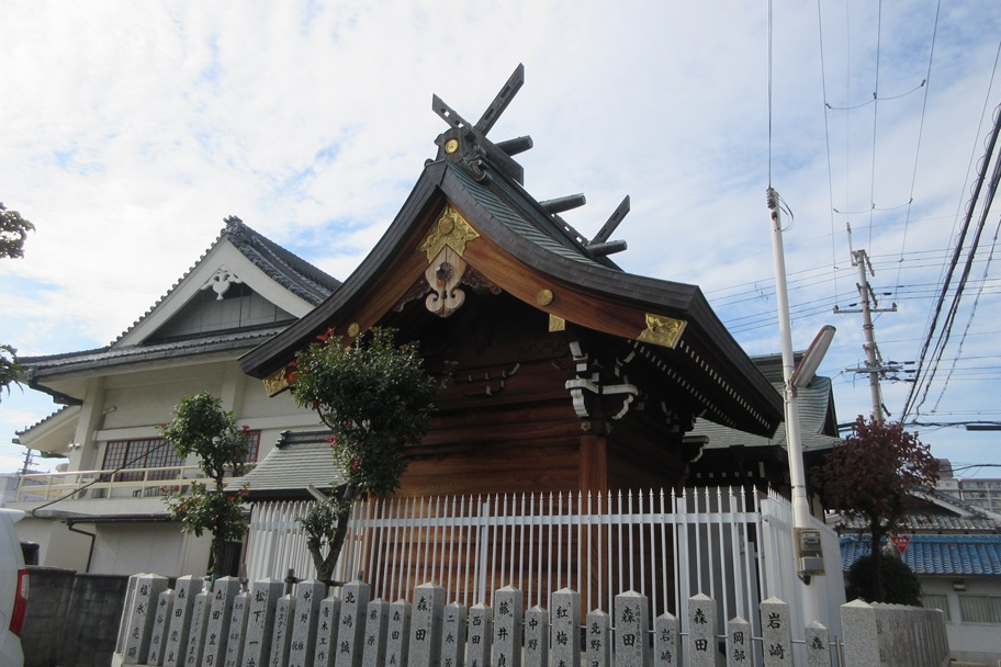 切妻造の本殿。