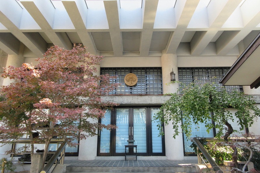 近代建築の立派な本堂