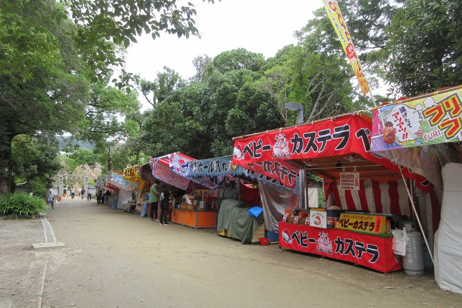 七夕祭が始まる前の静かな機物神社の境内と準備中の屋台