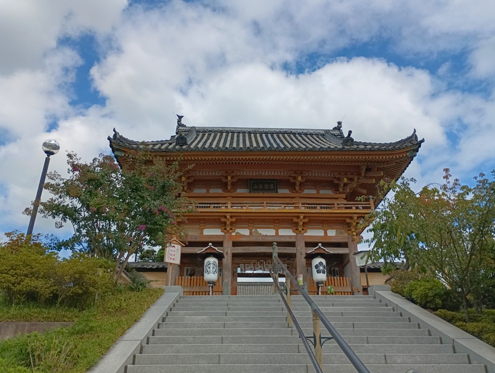 大阪府茨木市総持寺の江戸時代の建築を伝える仁王門