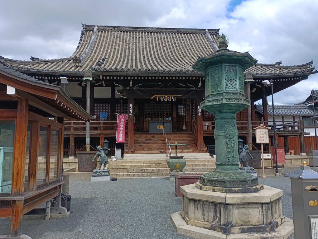 大阪府茨木市総持寺の本堂と境内の風景